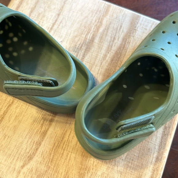 Old Navy Toddler Velcro Crocs Clogs EUC 8 Green Muni Clog Saguaro Boy Unisex - Picture 6 of 8